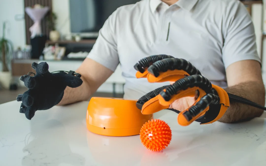 Robotska rukavica Synapta Motion AT-18 - muškarac vežba koristeći lopticu