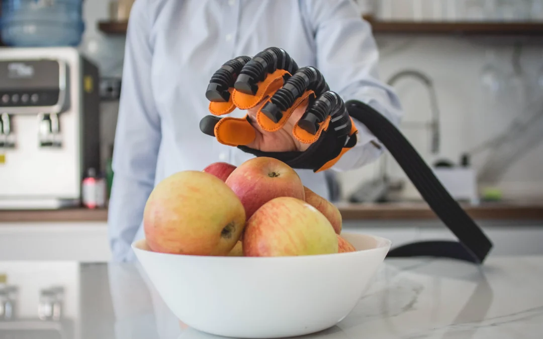 Robotska rukavica - žena koristi Synapta Motion AT-18 u svakodnevnim aktivnostima